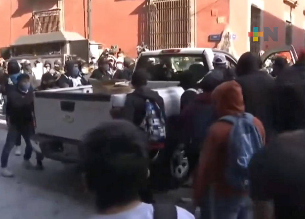 Normalistas de Ayotzinapa se manifiestan afuera de Palacio Nacional e intentan ingresar